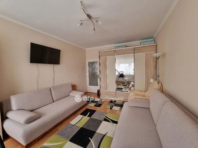 Eladó téglalakás, Pápán 49.99 M Ft, 2 szobás