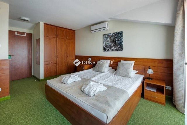 Eladó hotel, Leányfaluban 390 M Ft, 15 szobás