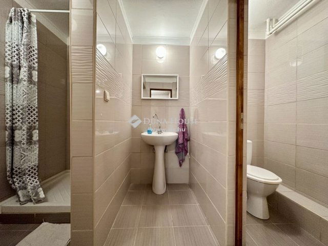 Eladó családi ház, Abaligeten 139 M Ft, 9 szobás