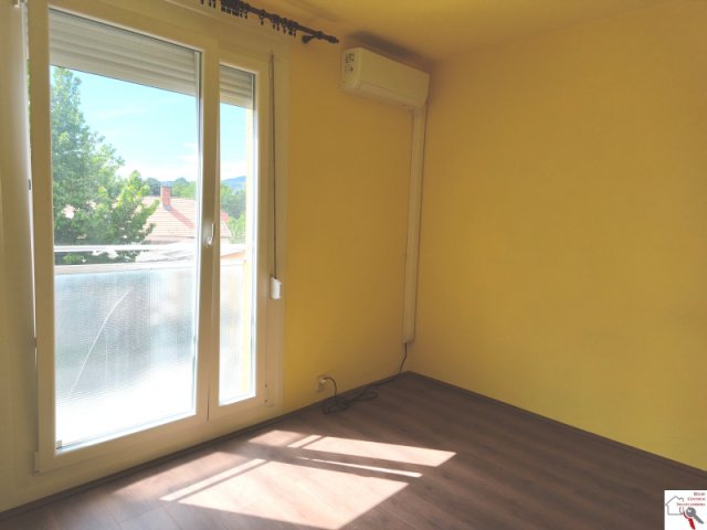 Eladó panellakás, Pécsett 33.9 M Ft, 2 szobás