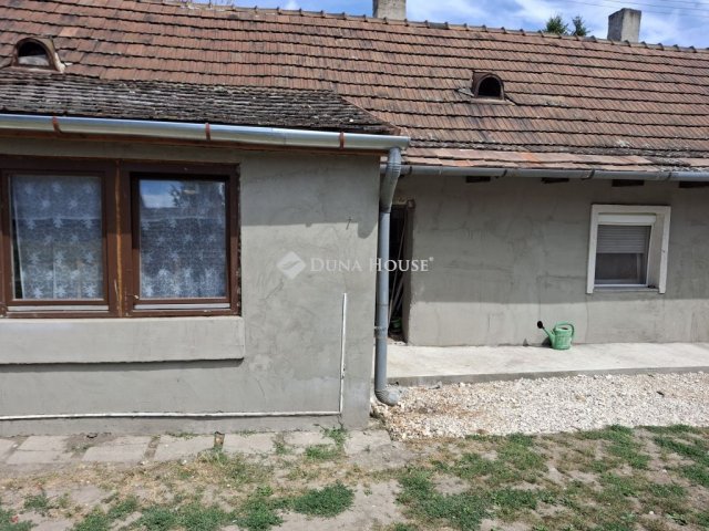 Eladó családi ház, Bicskén, Petőfi téren 66 M Ft, 6 szobás