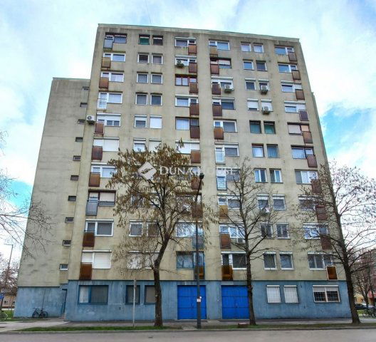 Eladó panellakás, Békéscsabán 29.9 M Ft, 3 szobás