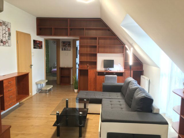 Kiadó téglalakás, albérlet, Pécsett, Szigeti úton, 4 szobás