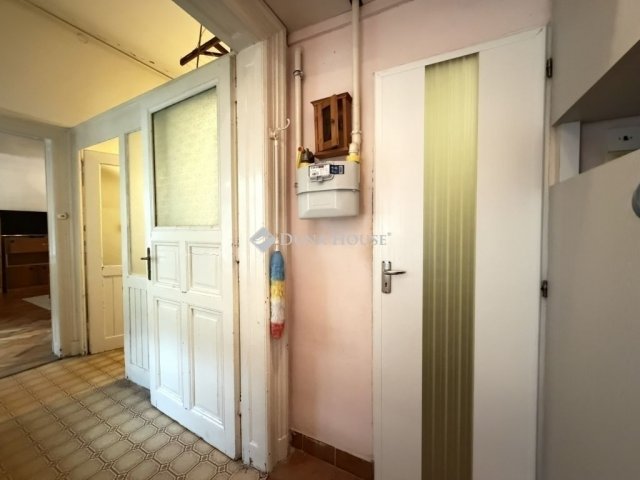 Eladó téglalakás, Budapesten, VI. kerületben 64.9 M Ft, 1 szobás