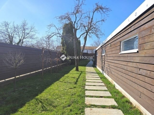 Eladó családi ház, Pécsett 124.9 M Ft, 6 szobás