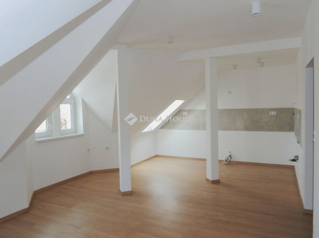 Eladó téglalakás, Balatonföldváron 54.9 M Ft, 2 szobás