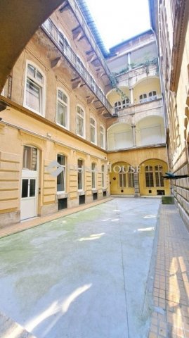 Eladó téglalakás, Budapesten, VI. kerületben 55.9 M Ft, 1 szobás