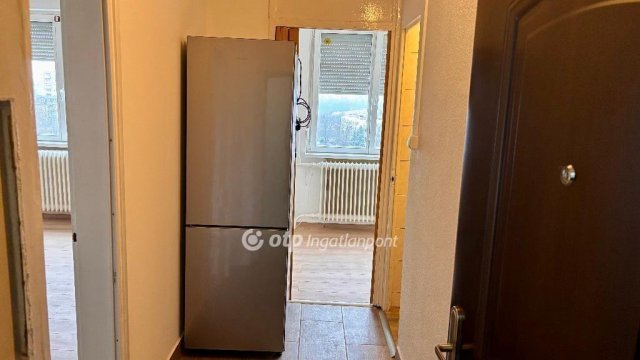 Eladó panellakás, Dunaújvárosban 33.5 M Ft, 1+1 szobás