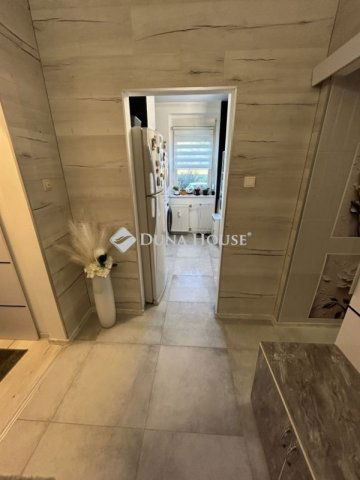 Eladó panellakás, Veszprémben 66.9 M Ft, 3 szobás