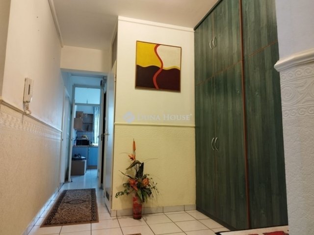 Eladó panellakás, Szegeden 56.5 M Ft, 2+1 szobás