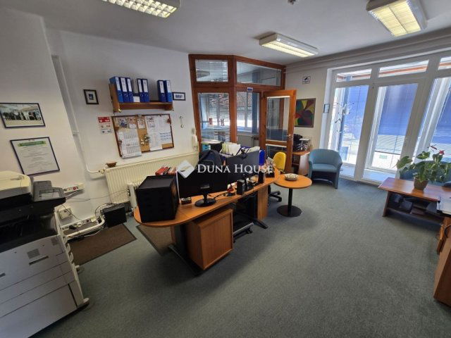Eladó családi ház, Veszprémben 179 M Ft, 10 szobás