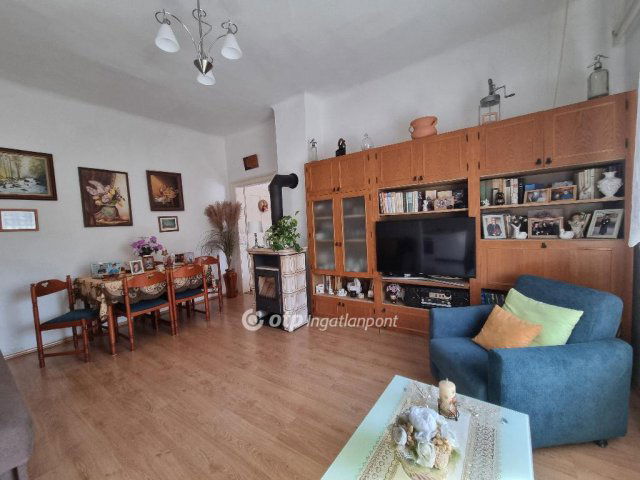 Eladó családi ház, Pápateszéren 43.99 M Ft, 2 szobás