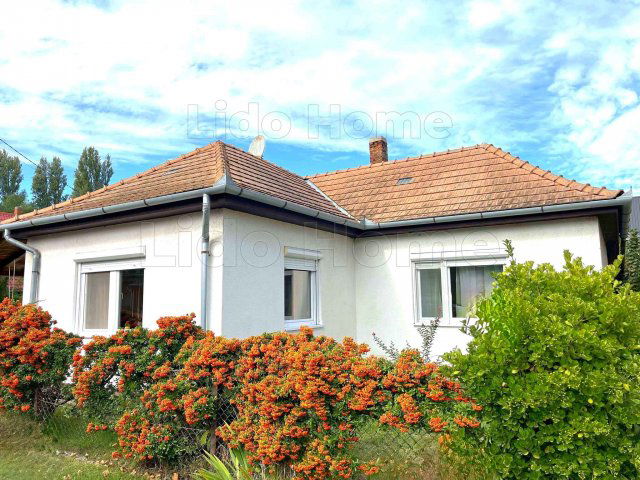 Eladó családi ház, Balatonfenyvesen 0.196 M Ft, 12 szobás