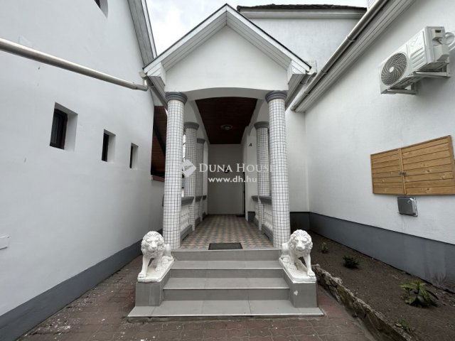 Eladó családi ház, Fülöpszálláson 300 M Ft, 19 szobás