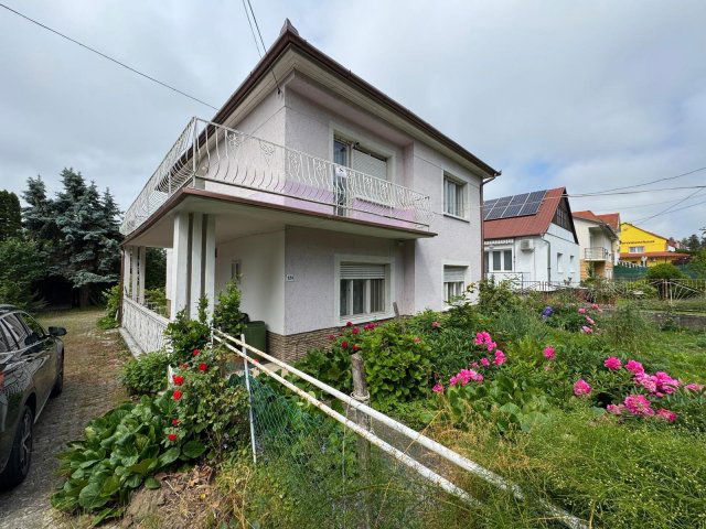 Eladó családi ház, Hévízen 89 M Ft, 6 szobás