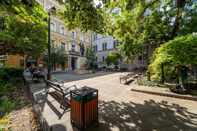 Eladó téglalakás, Budapesten, VIII. kerületben, Lőrinc pap téren