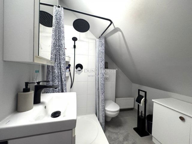 Eladó téglalakás, Pécsett 81.5 M Ft, 4 szobás