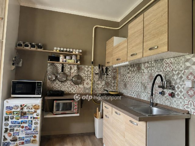 Eladó panellakás, Szolnokon 32 M Ft, 1 szobás