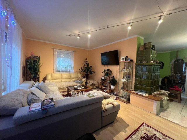 Eladó családi ház, Cseszneken 120 M Ft, 7+3 szobás