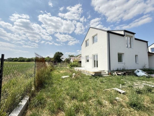 Eladó ikerház, Szigetszentmártonban 88.9 M Ft, 5 szobás