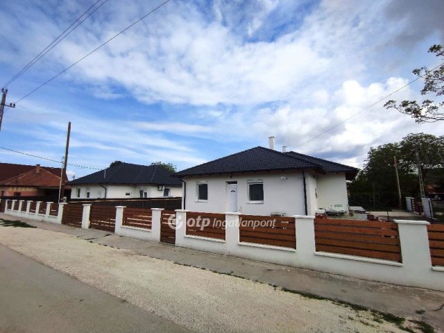 Eladó ikerház, Százhalombattán 119 M Ft, 4 szobás