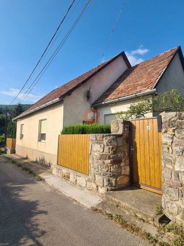 Eladó családi ház, Pécsett 96 M Ft, 2 szobás