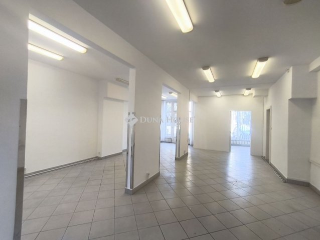 Kiadó üzlethelyiség, Dombóváron 220 E Ft / hó