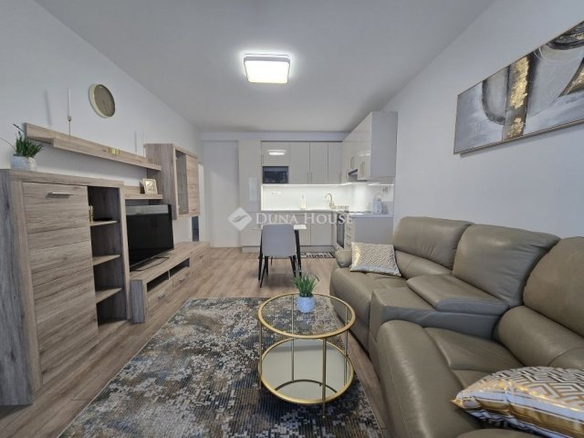 Kiadó panellakás, albérlet, Pécsett 210 E Ft / hó, 3 szobás