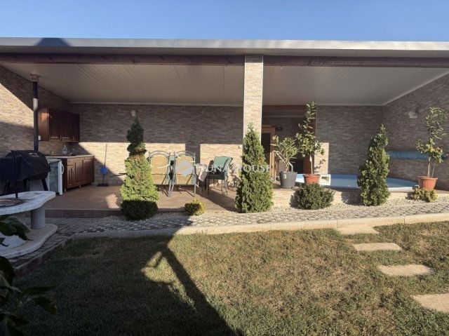 Eladó családi ház, Pécsett 125 M Ft, 5 szobás