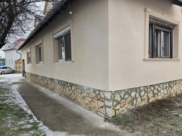 Eladó családi ház, Pápán 86 M Ft, 8 szobás