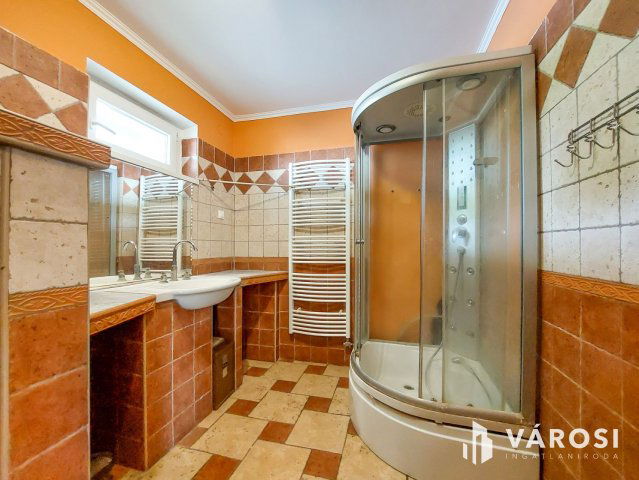 Eladó családi ház, Velencén 160 M Ft, 13+1 szobás