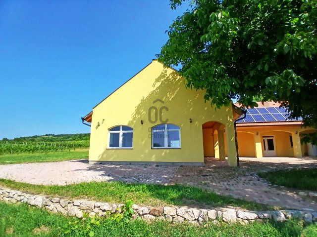Eladó családi ház, Siklóson 120 M Ft, 8 szobás