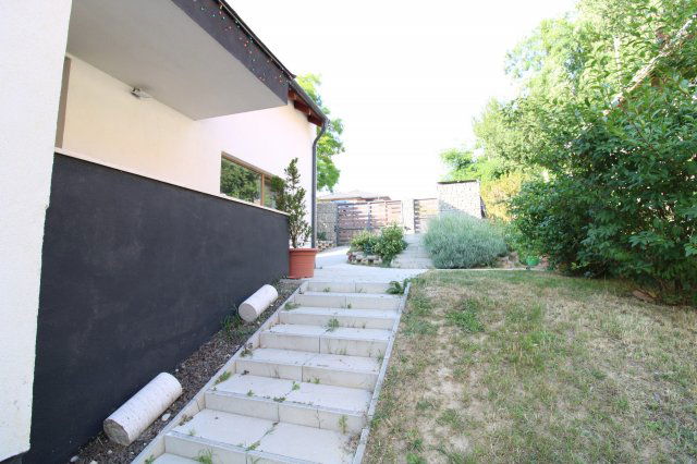 Eladó családi ház, Pécelen 187.5 M Ft, 4 szobás