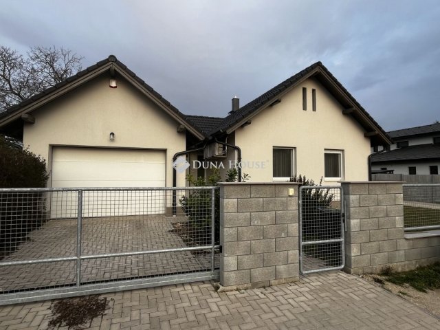 Kiadó családi ház, albérlet, Székesfehérvárott 450 E Ft / hó