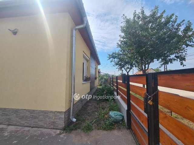 Eladó családi ház, Törtelen 50 M Ft, 4 szobás