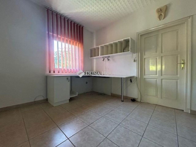 Eladó üzlethelyiség, Pécsett, Építők útján 49 M Ft