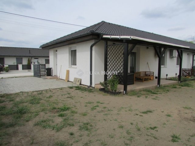 Eladó ikerház, Pilisen 71.9 M Ft, 4 szobás / költözzbe.hu