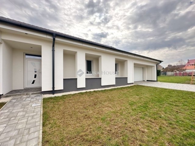 Eladó családi ház, Pécsett 235 M Ft, 5 szobás