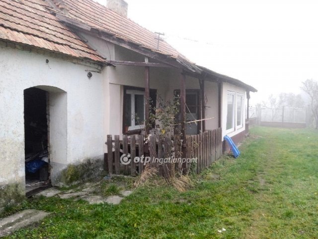 Eladó családi ház, Ajkán 22.5 M Ft, 3 szobás