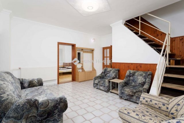 Eladó családi ház, Máriakálnokon 111.9 M Ft, 7 szobás