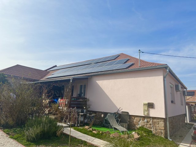 Eladó családi ház, Sukorón 149.9 M Ft, 6+3 szobás