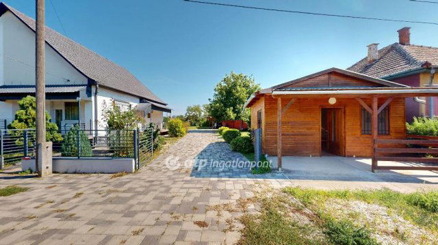 Eladó családi ház, Poroszlón 38.5 M Ft, 2 szobás