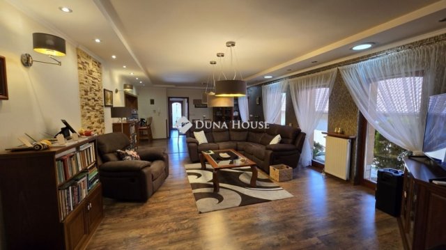 Eladó családi ház, Érsekcsanádon 210 M Ft, 4 szobás