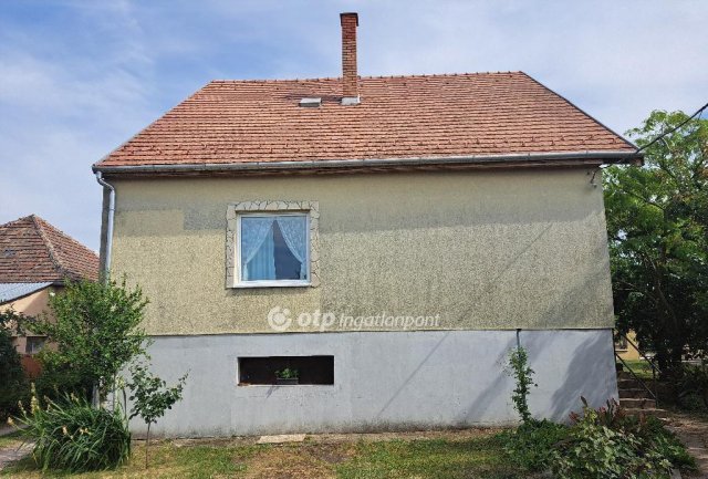 Eladó családi ház, Bicskén 99 M Ft, 3 szobás