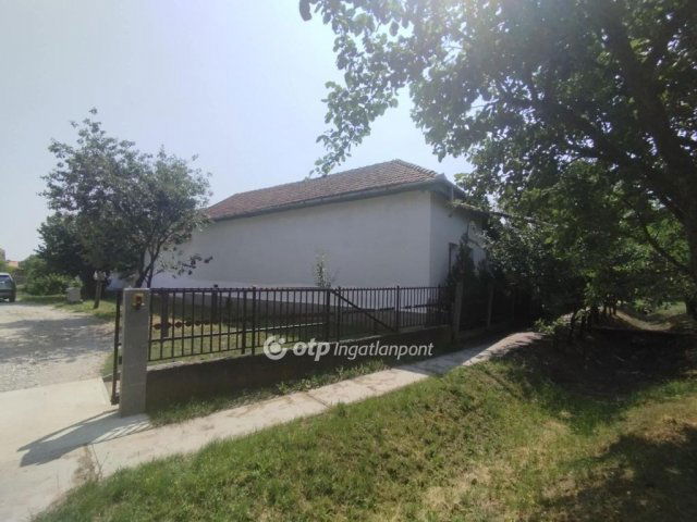 Eladó családi ház, Sárrétudvarin 9 M Ft, 2 szobás