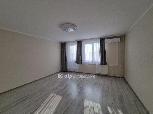 Eladó panellakás, Pápán 44.75 M Ft, 2 szobás