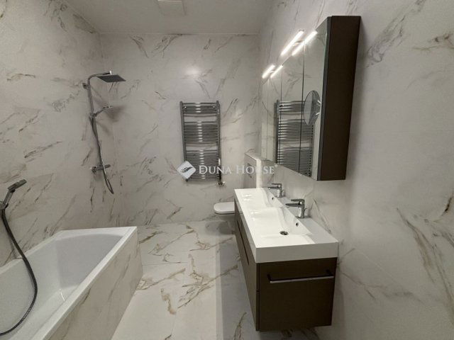 Eladó téglalakás, Kecskeméten 99 M Ft, 2 szobás