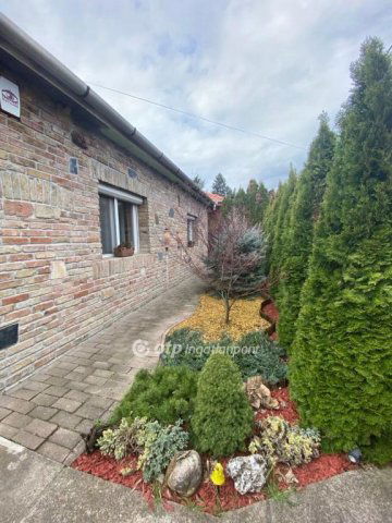 Eladó családi ház, Mendén 82.9 M Ft, 4+1 szobás