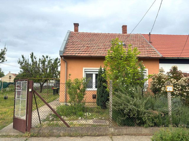 Eladó családi ház, Szolnokon 26.9 M Ft, 1+1 szobás