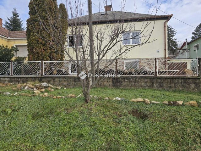 Eladó családi ház, Komlón 29.9 M Ft, 3 szobás